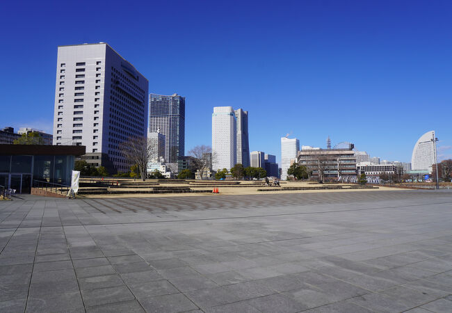 横浜市街の高層ビル群をバックにした景色もきれいです