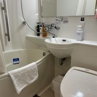 バスルームは狭め