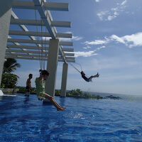 プールのブランコ