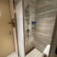 入口に向かって右手がシャワーブース　出たらいきなり部屋（笑）