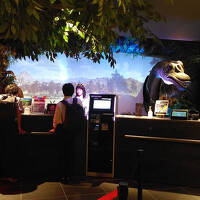 恐竜が迎えてくれるレセプション