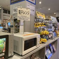 売店 7時～23時。広くて色々何でも売ってる。