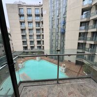 部屋の内側にはプールがあります。