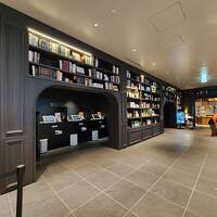 本棚のトンネル潜ると、レセプション