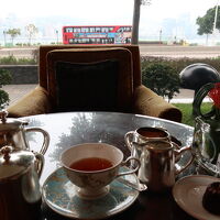 お茶にはカヌレがついてきた