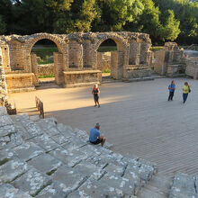 森を目の前にした雰囲気がいいブトリントの古代劇場