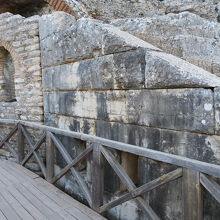 隣接したアスクレピオス神殿（画像左手）へ続く劇場の壁には…、