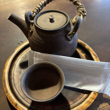 注文すると、お茶が出てきました