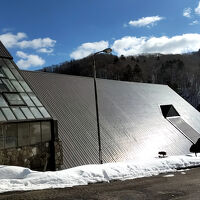 手前がフィットネスルーム、奥の2棟が温泉施設