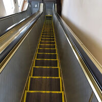 客室、温泉にエスカレーターがありました