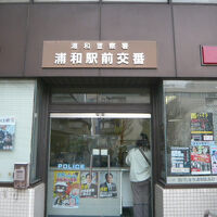 駅前の交番は、いかめしい感じで、夜間は、喧騒の中での位置づけ