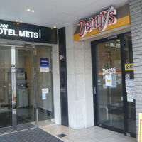 ホテルメッツの入口とレストランの入口です。将来の計画は？