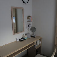 東横インのスタンダードの調度品です。