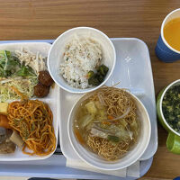 朝食は品数が十分あります。長崎らしく皿うどんもありました。