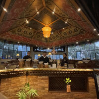 レストランはロビーのすぐ隣です。