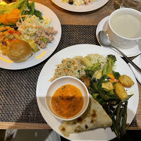 夕食はバイキングです。メニューは豊富で、美味しいです。