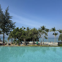 ホテルのプールで、、、目の前にパトンビーチ