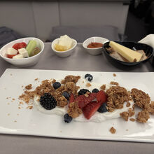 到着前の食事。この後にオムレツかパンケーキを選択できましたが