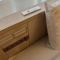 枕元にコンセントあるのは便利