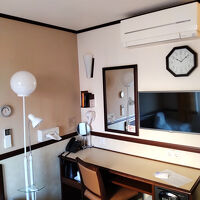 海外のホテルで室内に時計があるのは珍しい