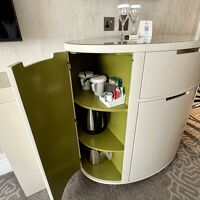 冷蔵庫の左にお茶セット、上にワイングラス