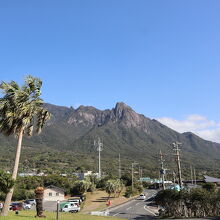 玄関前からはモッチョム岳が見えます