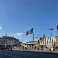 右側がS.M.N駅で左隣がホテルです。激近！