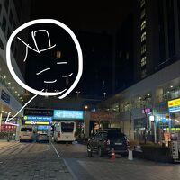 建物の中に入ると中庭のようになってて、ツアーホテルの入口はこ