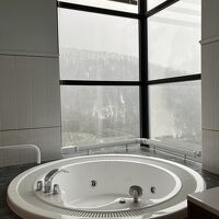 お風呂から下を眺めると駐車場ビュー