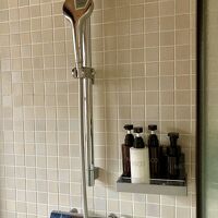 客室露天風呂手前にシャワーブースあり