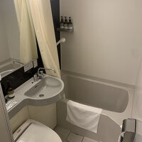 部屋付きのユニットバス。充実した大浴場があるので使わないです