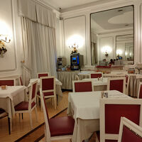 朝食会場。この構図のみ客がいない。右側は８割埋まっていまし。