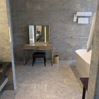 大理石のとても広いバスルーム。