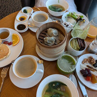 日替わりでコースが選べるラウンジの食事。