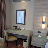 部屋のデスク周り。