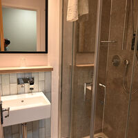 シャワーブース狭く、湯温も一定ではなく困った。