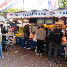 鮮魚のほか、海鮮の燻製や揚げ物類を出すお店では…、