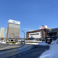 駅前。早朝JR乗車に便利。