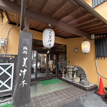 黄色い壁が目立ちます