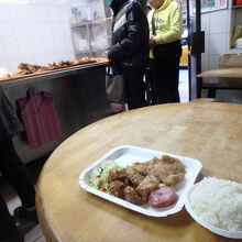 テイクアウトする人が多いが店内飲食する人もいる。私も店内飲食