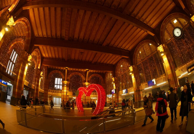 模したという東京駅より遙かに立派で一見の価値あり、北側は運河に面しておりバスターミナルが併設