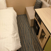 机の脇に冷蔵庫などがあります