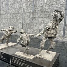 逃げ惑う親子の像