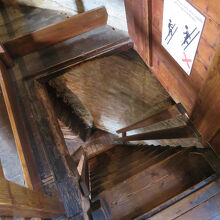 内部の階段は、上部ではきつい傾斜の梯子状になる点にご注意を。