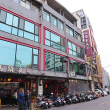 美麗島駅を出てすぐです。