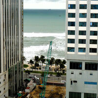 バルコニーから横を見るとビーチが見える