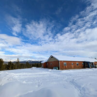 郊外の森の中にあるロッジ