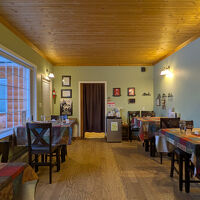 食堂。朝夕食はこちらで