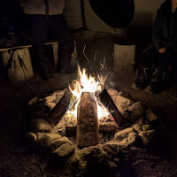 焚火をしながらオーロラを待つ夜も