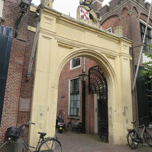 ホーフランセ教会（聖パンクラス教会）裏手の門をくぐり…、